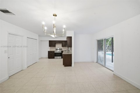 House in Miami Gardens, Florida 3 bedrooms, 185.99 sq.m. № 2185733 - photo 15
