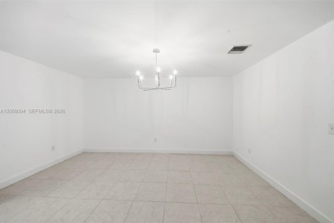 House in Miami Gardens, Florida 3 bedrooms, 185.99 sq.m. № 2185733 - photo 19