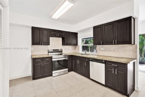 House in Miami Gardens, Florida 3 bedrooms, 185.99 sq.m. № 2185733 - photo 11