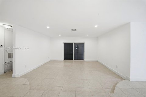 House in Miami Gardens, Florida 3 bedrooms, 185.99 sq.m. № 2185733 - photo 16