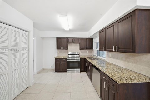 House in Miami Gardens, Florida 3 bedrooms, 185.99 sq.m. № 2185733 - photo 9