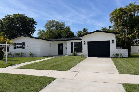 House in Miami Gardens, Florida 3 bedrooms, 185.99 sq.m. № 2185733 - photo 2