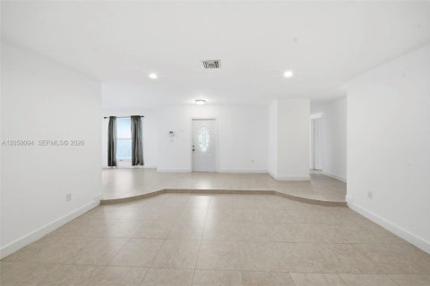 House in Miami Gardens, Florida 3 bedrooms, 185.99 sq.m. № 2185733 - photo 5