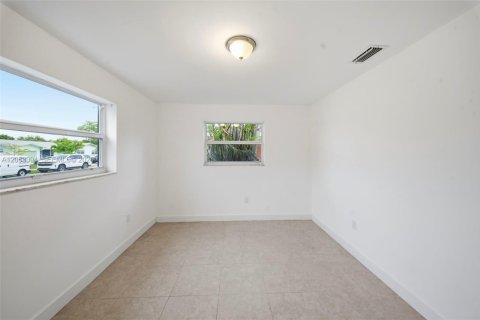 House in Miami Gardens, Florida 3 bedrooms, 185.99 sq.m. № 2185733 - photo 24
