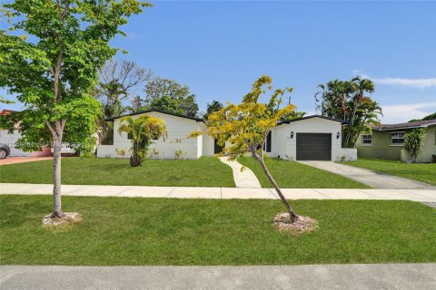 House in Miami Gardens, Florida 3 bedrooms, 185.99 sq.m. № 2185733