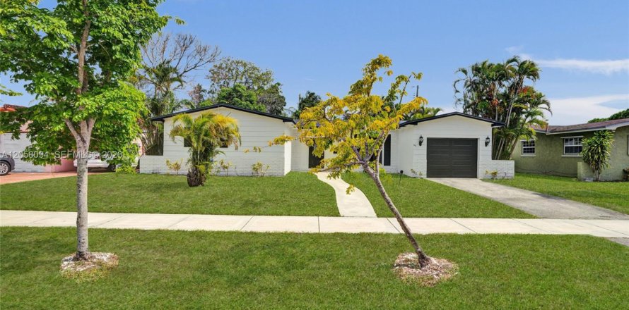 House in Miami Gardens, Florida 3 bedrooms, 185.99 sq.m. № 2185733