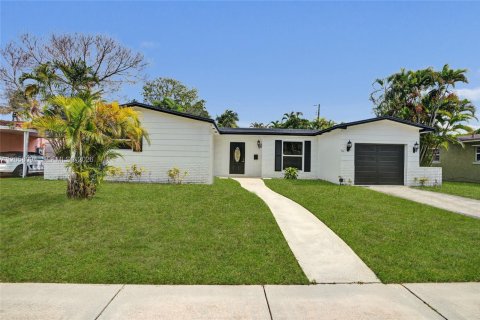 House in Miami Gardens, Florida 3 bedrooms, 185.99 sq.m. № 2185733 - photo 3