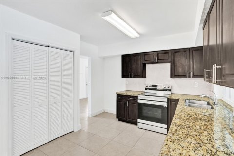 House in Miami Gardens, Florida 3 bedrooms, 185.99 sq.m. № 2185733 - photo 13