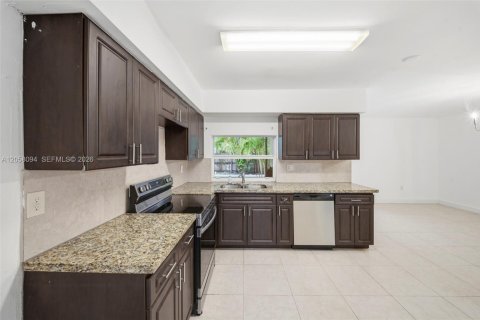 House in Miami Gardens, Florida 3 bedrooms, 185.99 sq.m. № 2185733 - photo 8