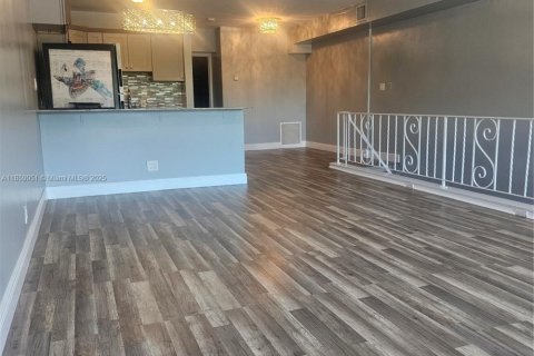 Apartamento en alquiler en Fort Lauderdale, Florida, 2 dormitorios № 1888011 - foto 8