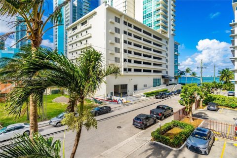 Condo in Miami, Florida, 1 bedroom  № 1781518 - photo 2