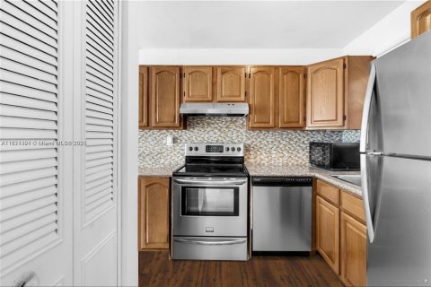 Condo in Miami, Florida, 1 bedroom  № 1781518 - photo 6