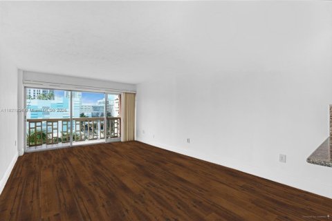 Condo in Miami, Florida, 1 bedroom  № 1781518 - photo 7