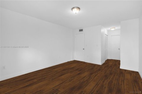 Condo in Miami, Florida, 1 bedroom  № 1781518 - photo 9