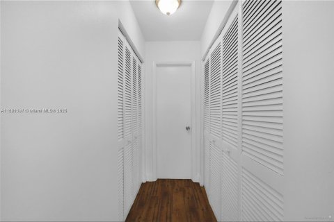 Condo in Miami, Florida, 1 bedroom  № 1781518 - photo 11