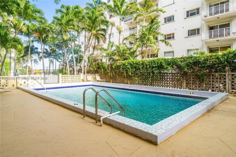 Condo in Miami, Florida, 1 bedroom  № 1781518 - photo 3