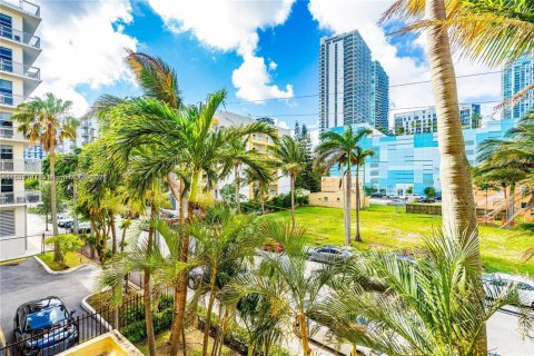 Condo in Miami, Florida, 1 bedroom  № 1781518 - photo 1