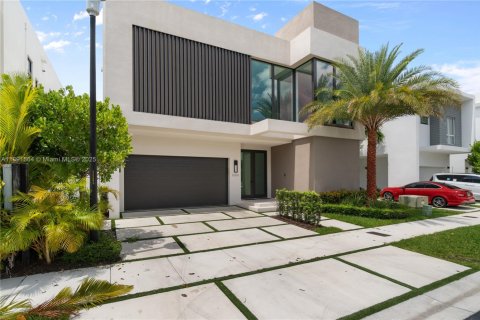 Villa ou maison à vendre à Doral, Floride: 5 chambres, 377.83 m2 № 1944018 - photo 2