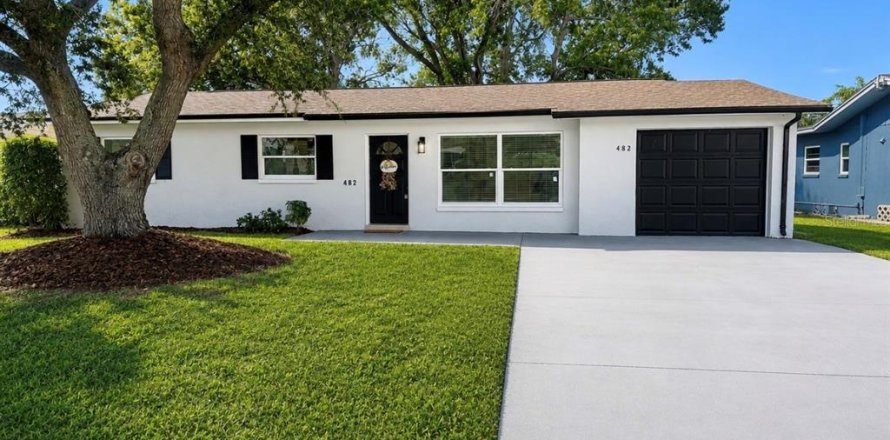 House in Dunedin, Florida 3 bedrooms, 90.58 sq.m. № 2344856