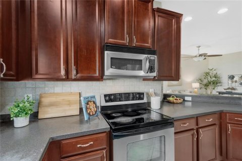 Townhouse in Tampa, Florida 3 bedrooms, 140.56 sq.m. № 2386603 - photo 12