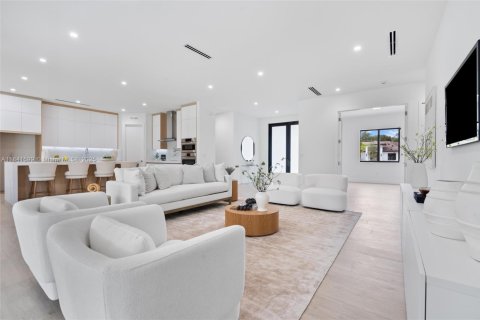 House in Miami, Florida 5 bedrooms, 292.46 sq.m. № 1834073 - photo 25
