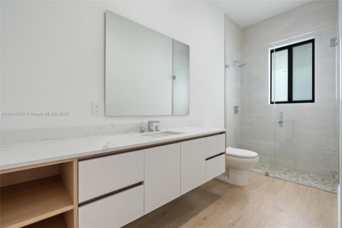 House in Miami, Florida 5 bedrooms, 292.46 sq.m. № 1834073 - photo 19