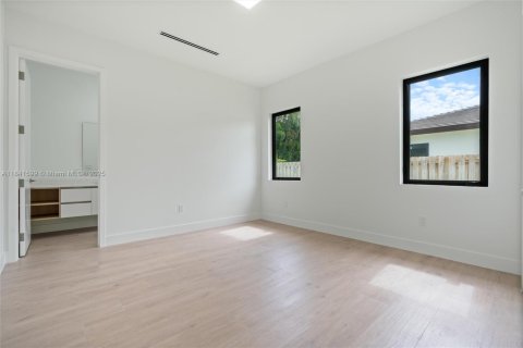House in Miami, Florida 5 bedrooms, 292.46 sq.m. № 1834073 - photo 28