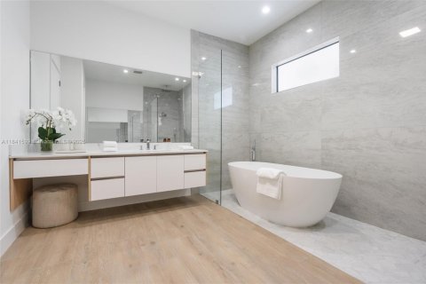 House in Miami, Florida 5 bedrooms, 292.46 sq.m. № 1834073 - photo 14