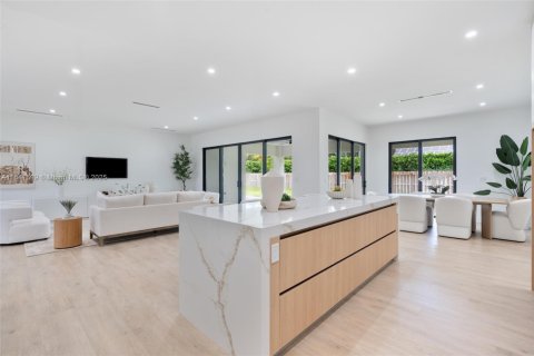House in Miami, Florida 5 bedrooms, 292.46 sq.m. № 1834073 - photo 7