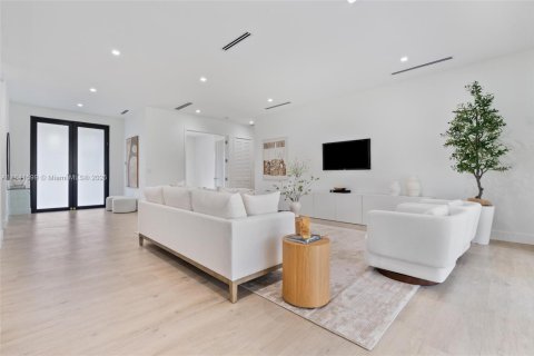 House in Miami, Florida 5 bedrooms, 292.46 sq.m. № 1834073 - photo 4