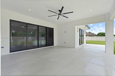 House in Miami, Florida 5 bedrooms, 292.46 sq.m. № 1834073 - photo 23