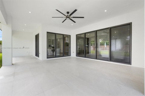 House in Miami, Florida 5 bedrooms, 292.46 sq.m. № 1834073 - photo 21