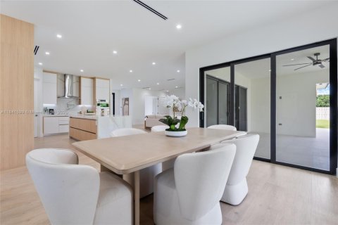 House in Miami, Florida 5 bedrooms, 292.46 sq.m. № 1834073 - photo 26