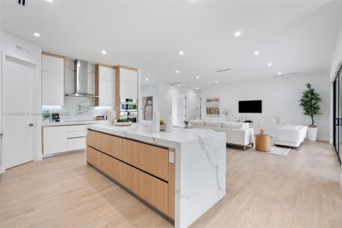 House in Miami, Florida 5 bedrooms, 292.46 sq.m. № 1834073 - photo 6