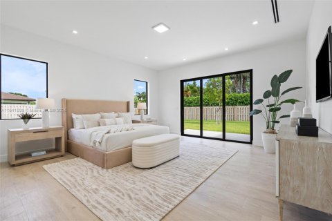 House in Miami, Florida 5 bedrooms, 292.46 sq.m. № 1834073 - photo 9