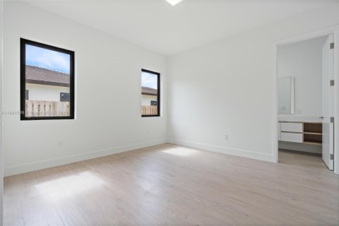 House in Miami, Florida 5 bedrooms, 292.46 sq.m. № 1834073 - photo 15