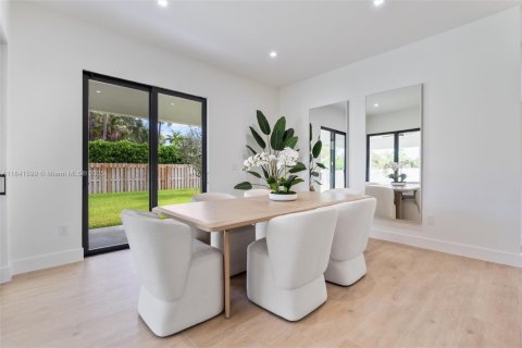 House in Miami, Florida 5 bedrooms, 292.46 sq.m. № 1834073 - photo 8