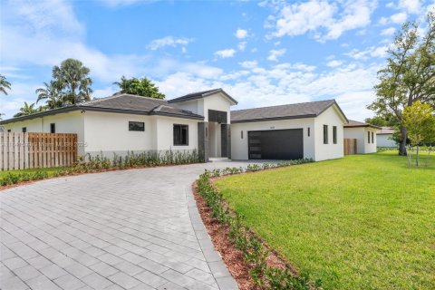 House in Miami, Florida 5 bedrooms, 292.46 sq.m. № 1834073 - photo 2