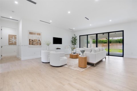 House in Miami, Florida 5 bedrooms, 292.46 sq.m. № 1834073 - photo 24