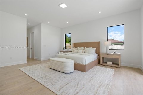 House in Miami, Florida 5 bedrooms, 292.46 sq.m. № 1834073 - photo 11