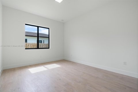 House in Miami, Florida 5 bedrooms, 292.46 sq.m. № 1834073 - photo 16