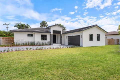 House in Miami, Florida 5 bedrooms, 292.46 sq.m. № 1834073 - photo 1