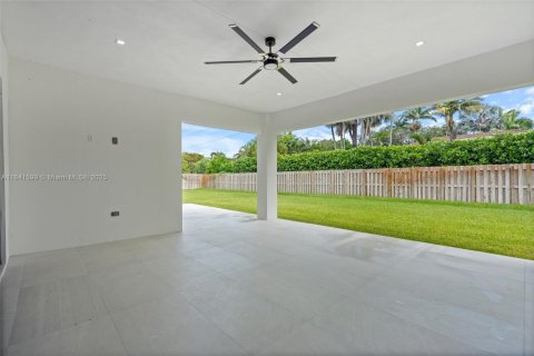 House in Miami, Florida 5 bedrooms, 292.46 sq.m. № 1834073 - photo 22