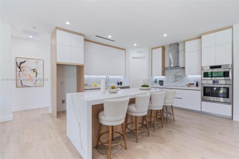 House in Miami, Florida 5 bedrooms, 292.46 sq.m. № 1834073 - photo 5