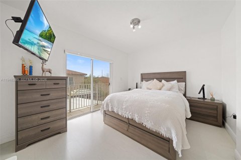 Touwnhouse à vendre à Miami, Floride: 2 chambres, 104.98 m2 № 2004334 - photo 15