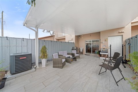 Touwnhouse à vendre à Miami, Floride: 2 chambres, 104.98 m2 № 2004334 - photo 12