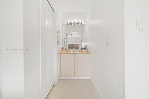 Touwnhouse à vendre à Miami, Floride: 2 chambres, 104.98 m2 № 2004334 - photo 18