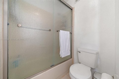Touwnhouse à vendre à Miami, Floride: 2 chambres, 104.98 m2 № 2004334 - photo 19