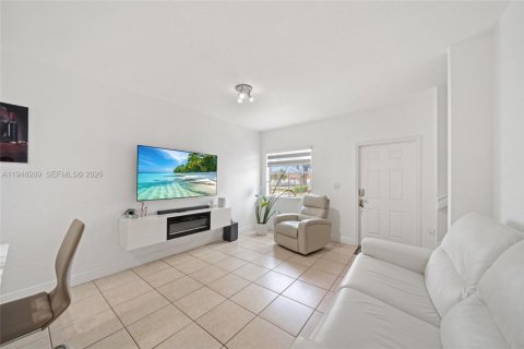 Touwnhouse à vendre à Miami, Floride: 2 chambres, 104.98 m2 № 2004334 - photo 4