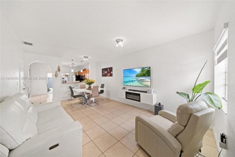 Touwnhouse à vendre à Miami, Floride: 2 chambres, 104.98 m2 № 2004334 - photo 2